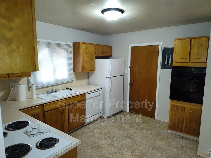 Now Available! Spacious 2 bed, 1 bath upstairs unit in a prime location property image