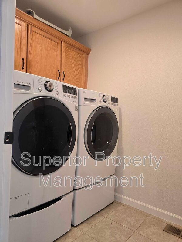 Beautiful 3 bed, 3 bath home in desirable neighborhood. Available Aug 17th. property image