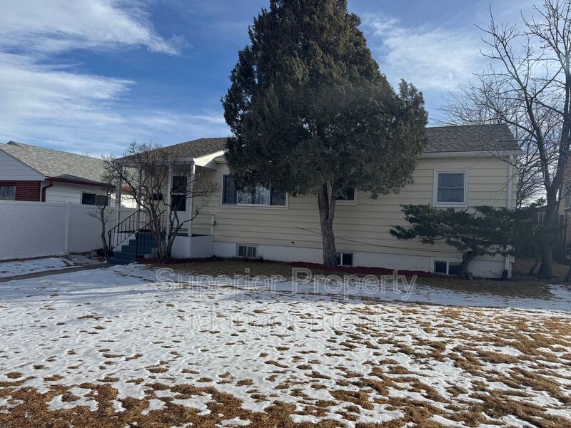 Beautiful and Spacious Ranch home with finished basement. Available Now. property image