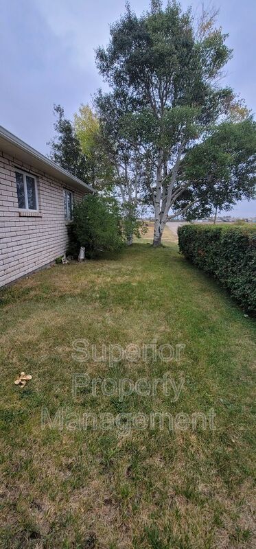 Beautiful 4 bedroom home on 2.5 acres. Available now. property image