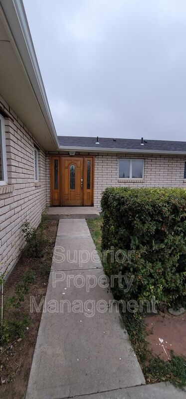 Beautiful 4 bedroom home on 2.5 acres. Available now. property image