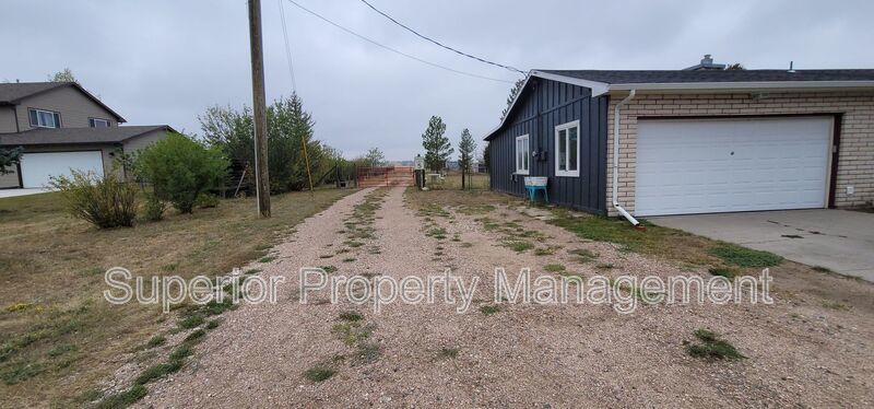 Beautiful 4 bedroom home on 2.5 acres. Available now. property image