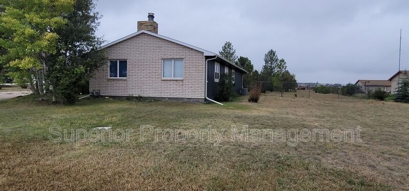 Beautiful 4 bedroom home on 2.5 acres. Available now. property image