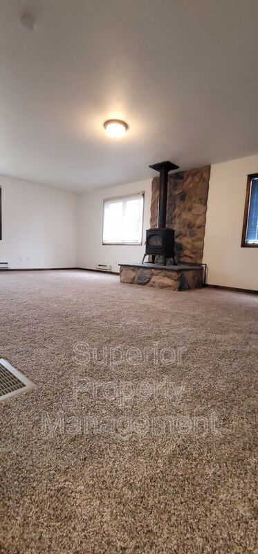 Beautiful 4 bedroom home on 2.5 acres. Available now. property image