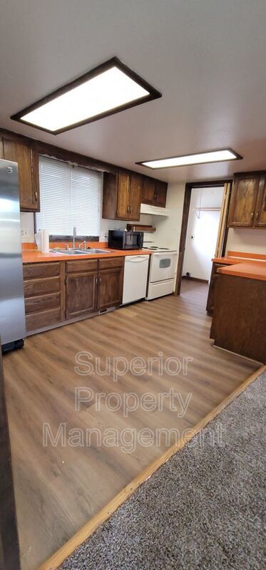 Beautiful 4 bedroom home on 2.5 acres. Available now. property image