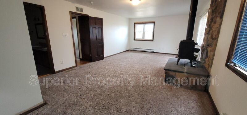 Beautiful 4 bedroom home on 2.5 acres. Available now. property image