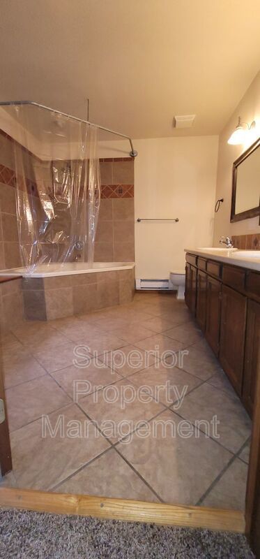 Beautiful 4 bedroom home on 2.5 acres. Available now. property image