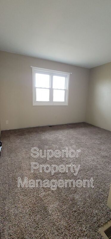 Beautiful 4 bedroom home on 2.5 acres. Available now. property image