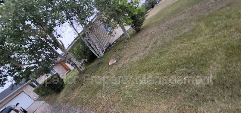 Beautiful 4 bedroom home on 2.5 acres. Available now. property image