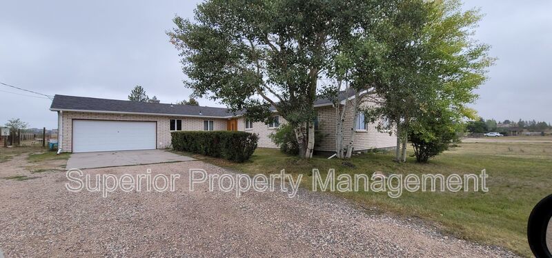 Beautiful 4 bedroom home on 2.5 acres. Available now. property image