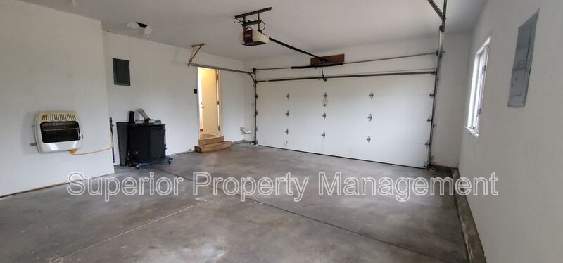 Beautiful 4 bedroom home on 2.5 acres. Available now. property image