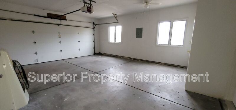 Beautiful 4 bedroom home on 2.5 acres. Available now. property image