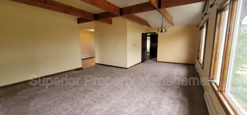 Beautiful 4 bedroom home on 2.5 acres. Available now. property image