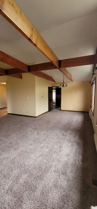 Beautiful 4 bedroom home on 2.5 acres. Available now. property image