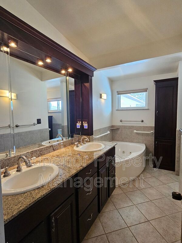 Spacious 5 Bed / 2 Bath Ranch Home – Comfortable Living in a Great Location property image