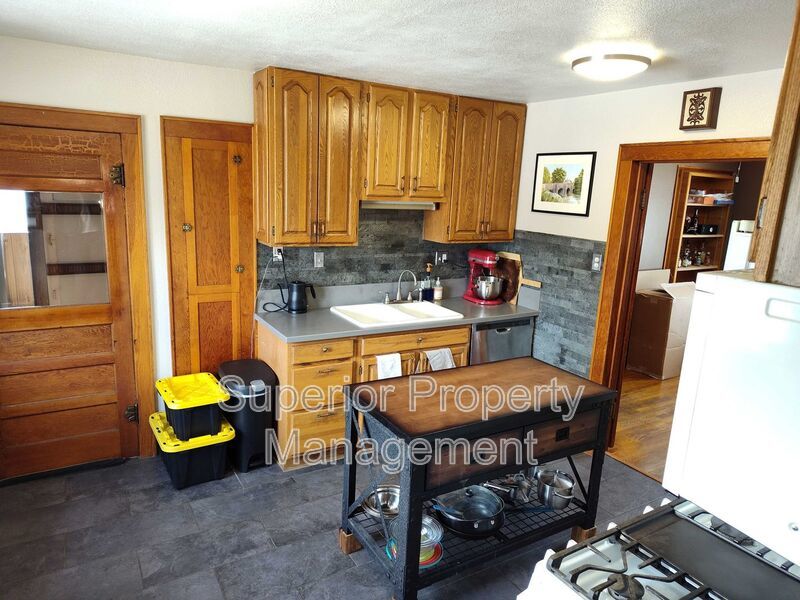 4 Bed, 2 Bath Home – 5 Minutes from Downtown | Garage & Private Deck property image